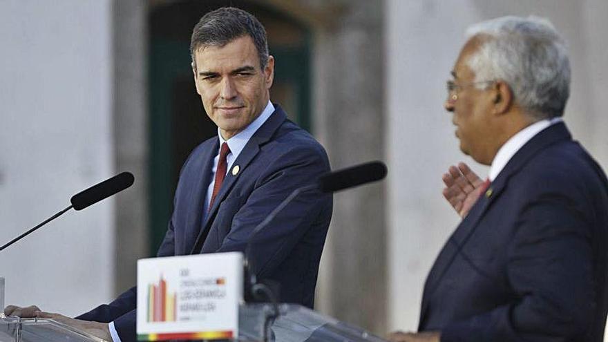 Pedro Sánchez observa a Antonio Costa. |