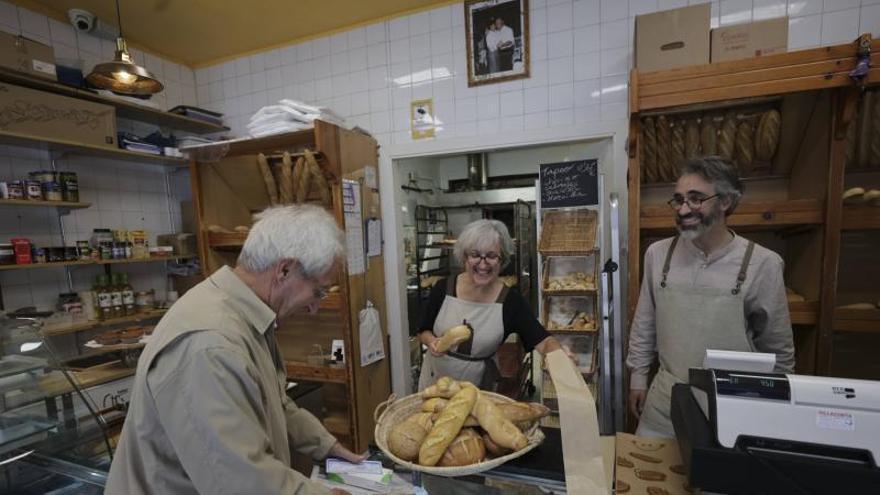 Vidas de ida y vuelta alrededor del "pan de siempre", en un obrador del barrio ovetense de Buenavista: "Somos conscientes de que estamos en una panadería de barrio, pero estamos en un momento de cambio cultural"