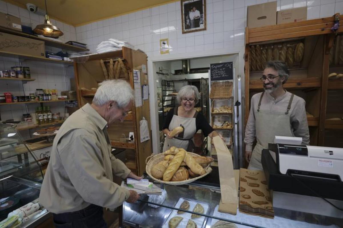Montserrat Núñez y su hijo, Noé Pérez, atienden a un veterano cliente de la panadería Stadium.