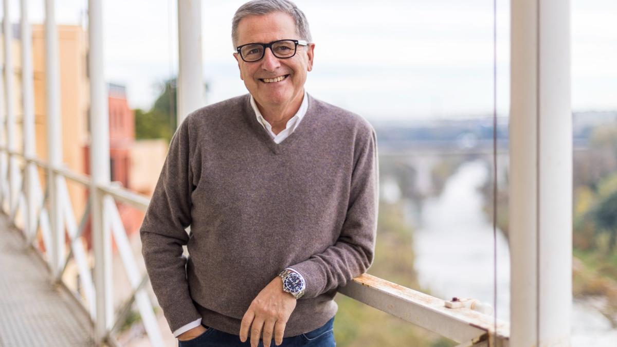 Salvador Gregori, en el balcón de su despacho, que da al río Serpis.