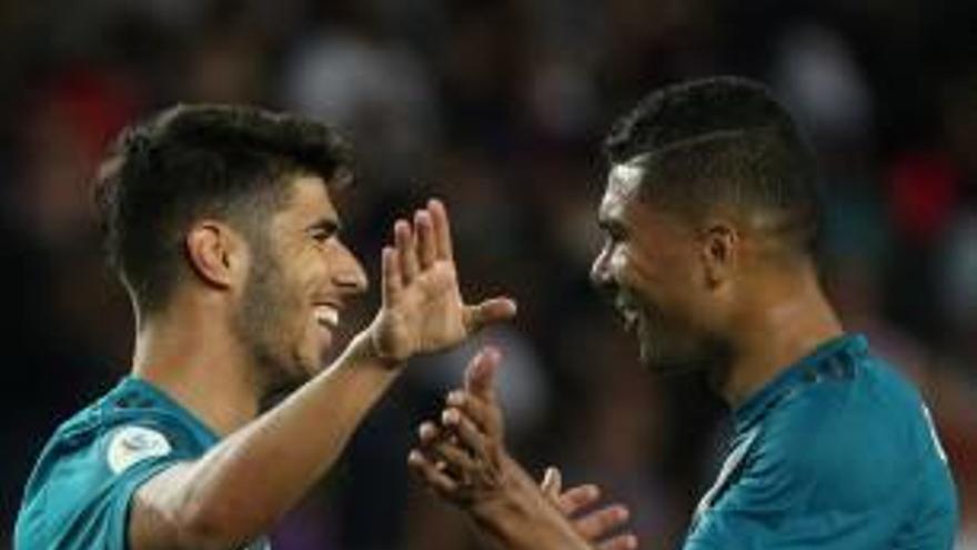 Asensio celebra el gol con Casemiro.