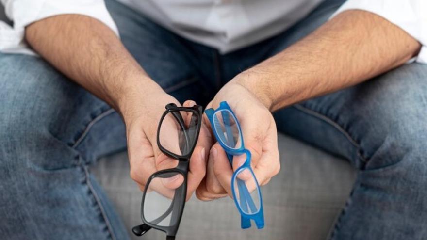 Adiós a los rayajos en las gafas: el truco definitivo para borrarlos