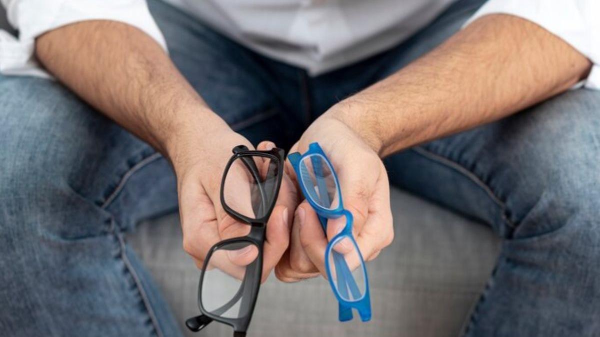Este es el truco definitivo para eliminar los rallajos de las gafas y dejarlas como el primer día