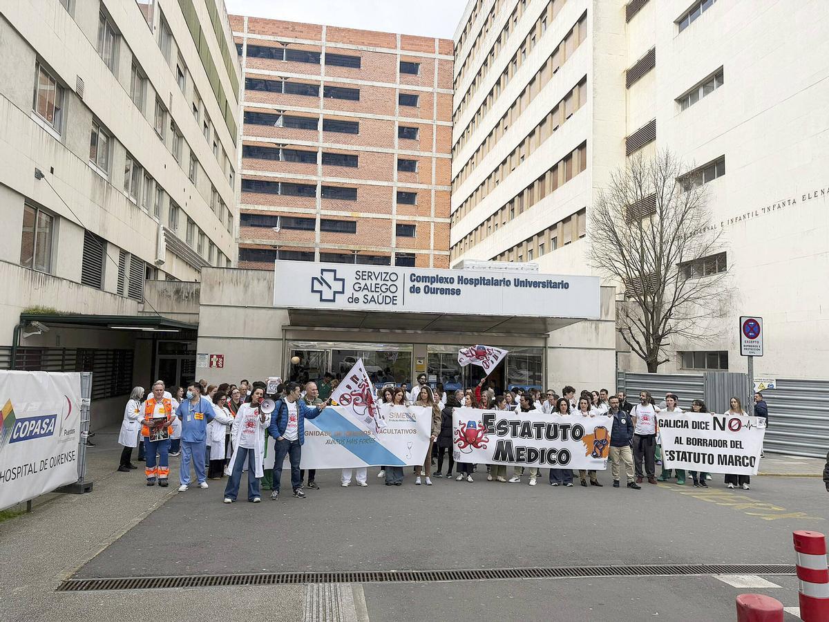 Un momento de la protesta de este miércoles en el CHUO.