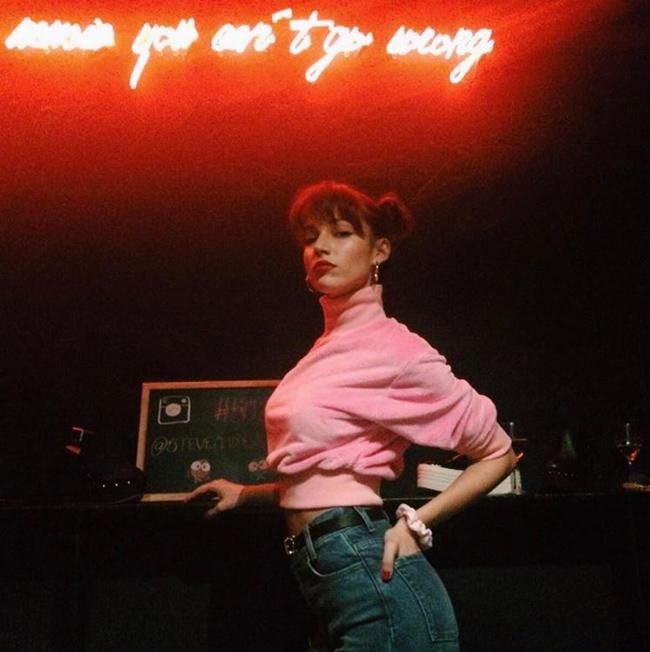 Úrsula Corberó con sudadera rosa y vaqueros