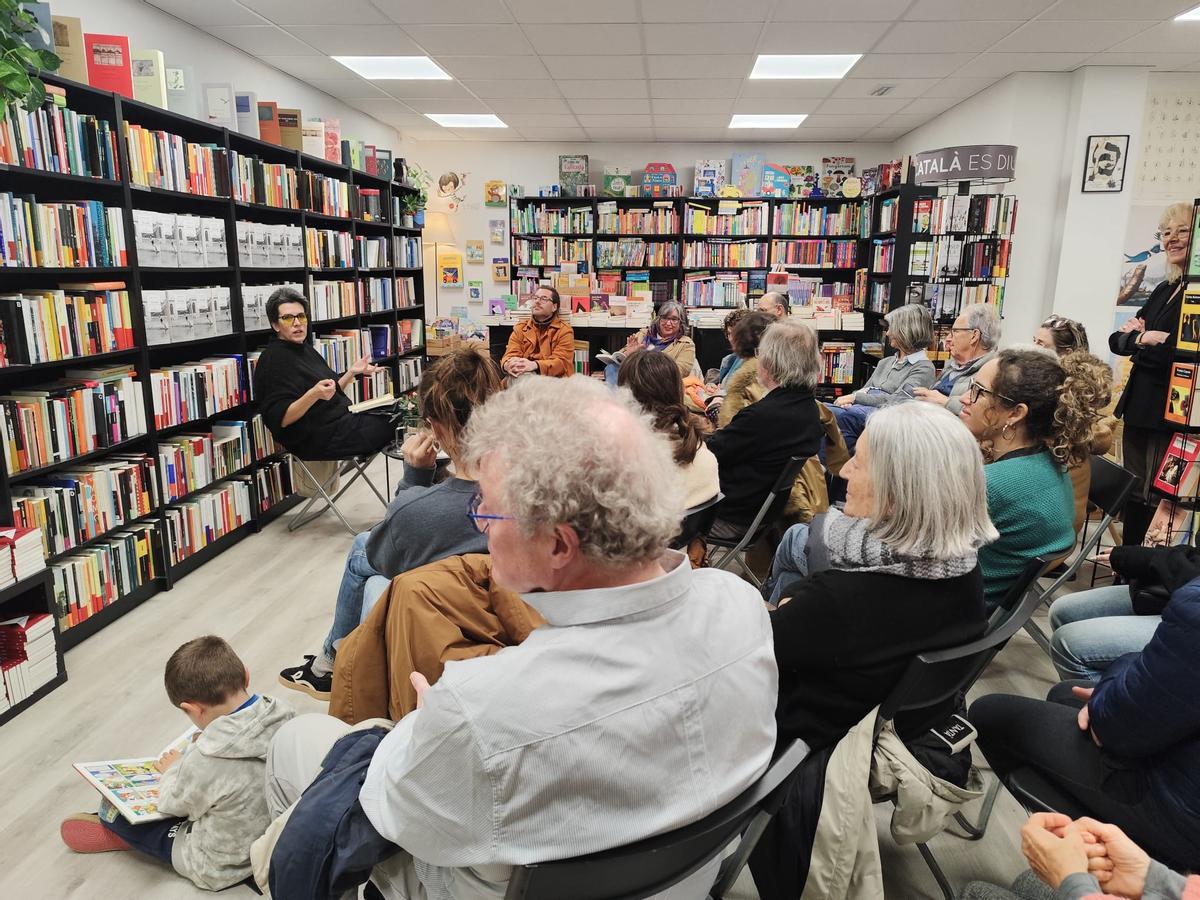Carlota Gurt conversant amb els lectors congregats a la llibreria Vitel·la de l'Escala, aquest divendres passat.