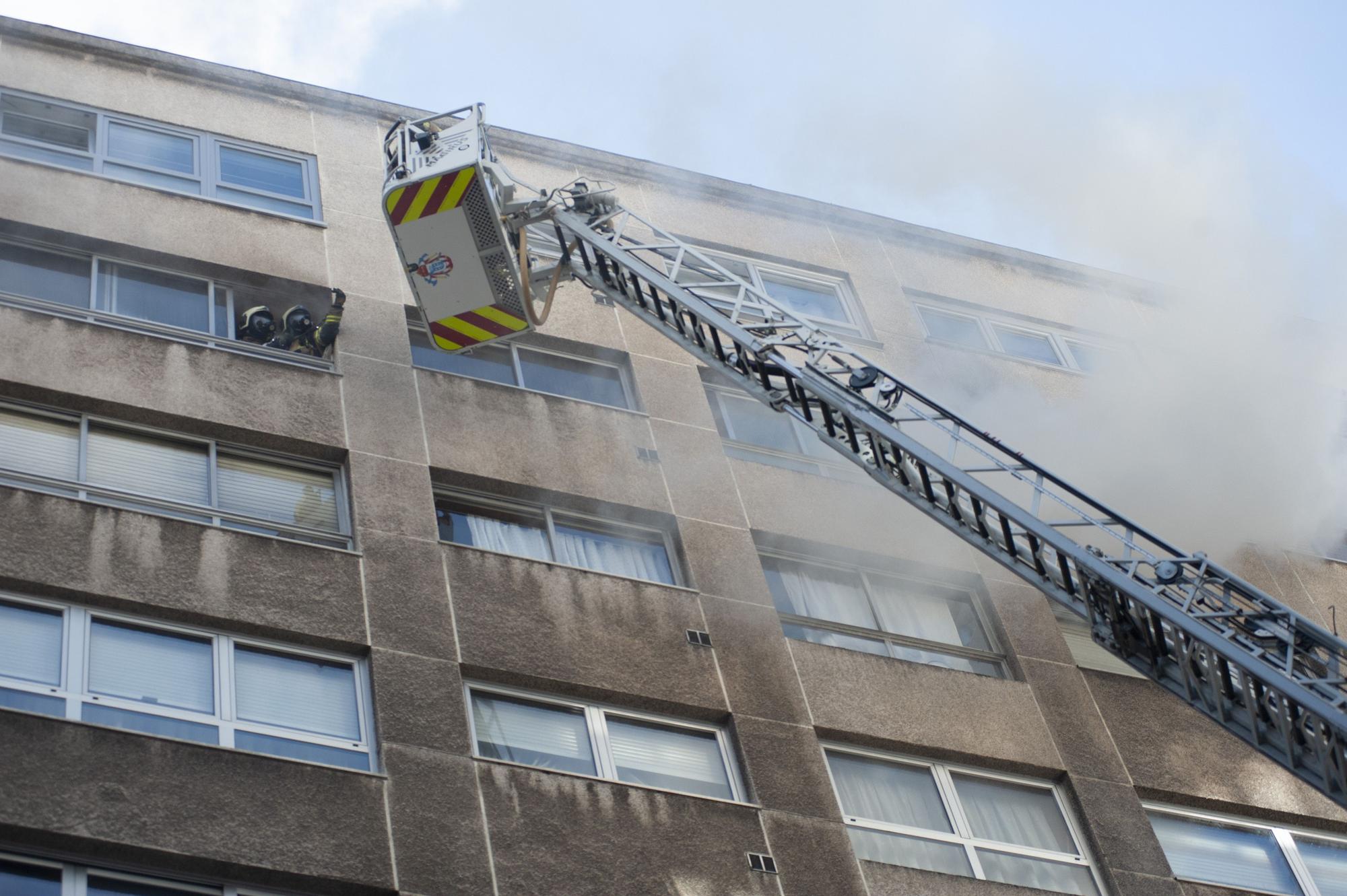 Los bomberos sofocan un incendio en una vivienda de Costa da Unión con Pla y Cancela