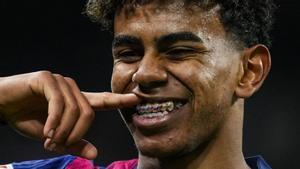 Lamine Yamal celebra un  gol ensenyant els bràquets  adornats amb els colors del  Barça, el 26 d’octubre.