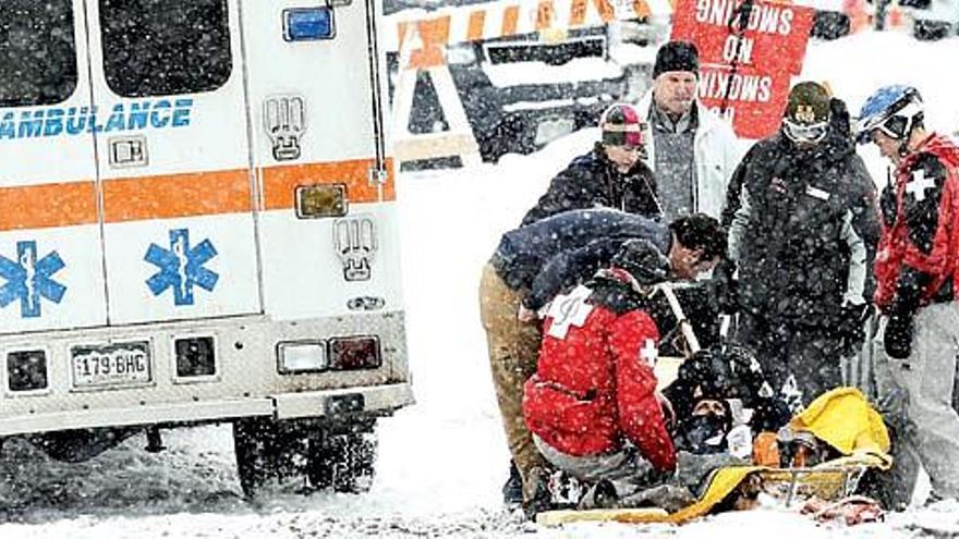 Rienda recibe asistencia sanitaria en la pista de Aspen, donde se lesionó la rodilla izquierda.