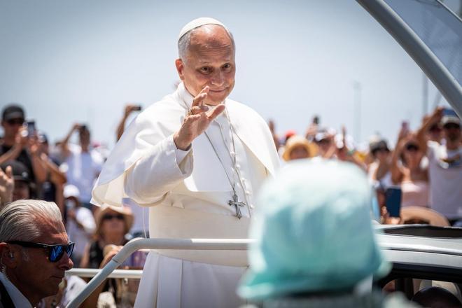 El papa León XIV recorre Santa Cruz de Tenerife saludando a sus fieles