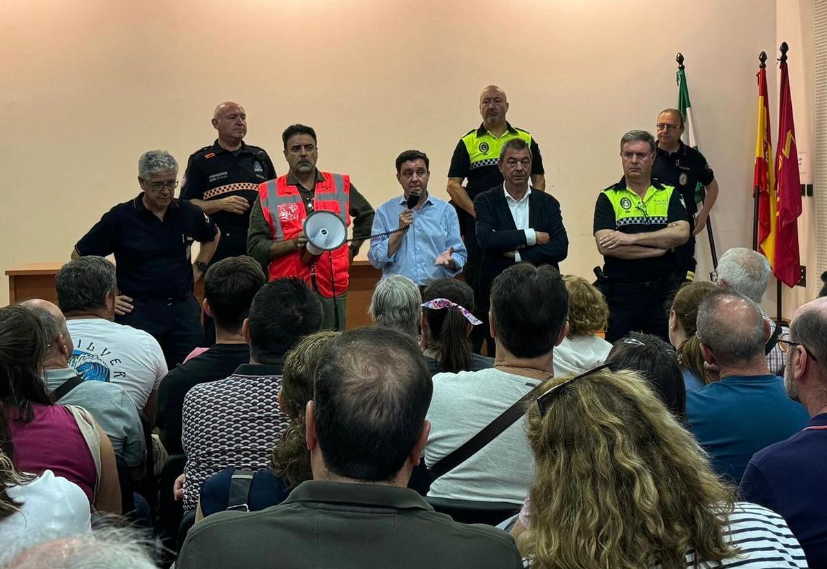 Juan de la Rosa e Ignacio Flores, delegados de Urbanismo y Seguridad Ciudadana, en la reunión con los vecinos afectados por el incendio de Pino Montano