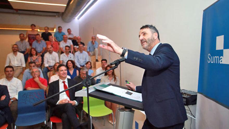 Javier Jiménez durante su charla ante trabajadores de Suma.