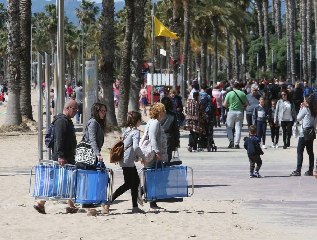 GRAF3948. SALOU (ESPAÑA), 01/04/2018.-Numerosos turistas disfrutan del buen tiempo, en la Playa de Levante de Salou, Tarragona, este mediodia. EFE/Jaume Sellart