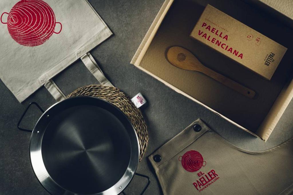 La compañía, que vende paellas para hacer en casa con el sabor a leña auténtico, ha creado ahora unos kits para regalar (ocho en total, con sus propuestas de arroz del senyoret, paella de verduras, mar y montaña...) que además del plato listo para rematar en casa incluye paella para cocinarla y detalles de buenísima calidad. Comprar.