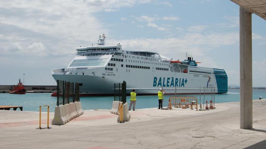 Baleària refuerza la conexión por barco con Ciutadella con tres servicios  más tras un aumento del 28% de pasajeros