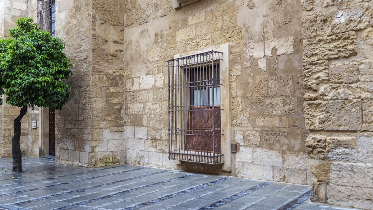 La ventana en el Palacio Episcopal que recuperará su función de puerta y dará acceso directo a la Librería Diocesana.