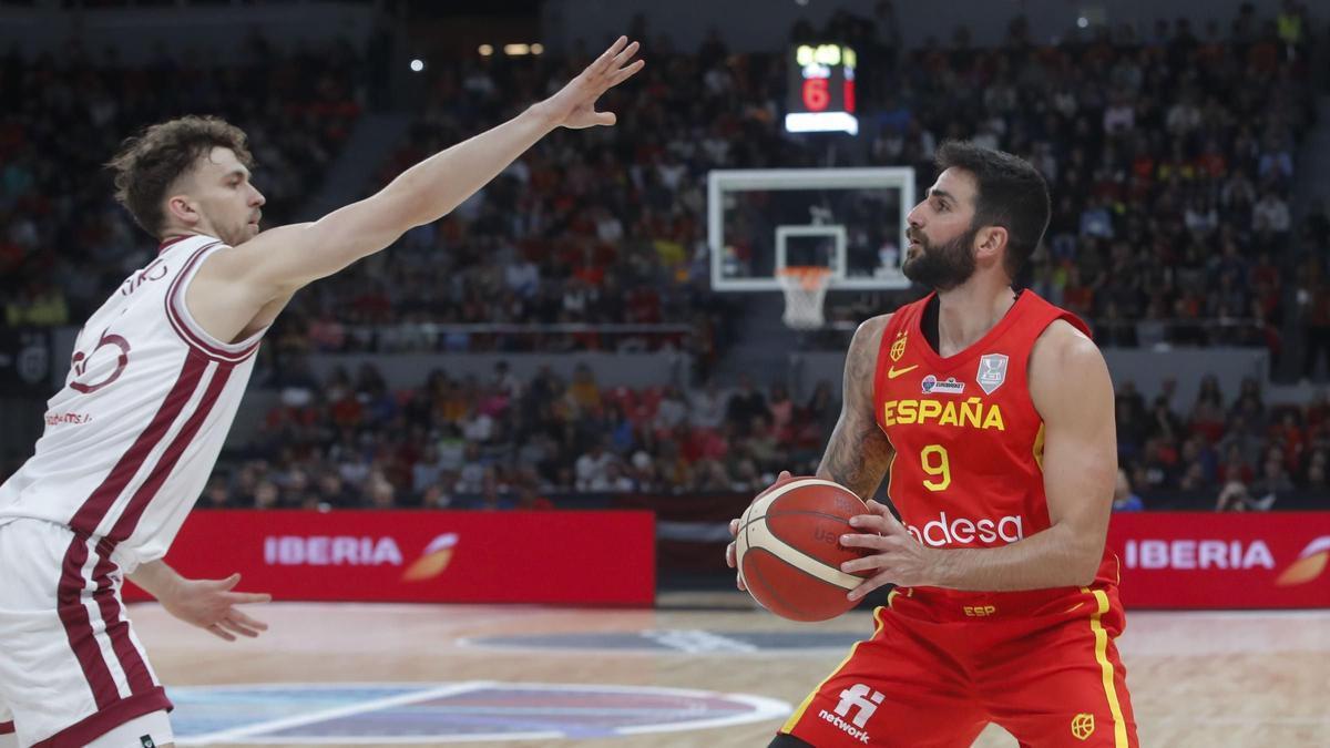 Ricky Rubio, en una jugada de ataque de España ante Letonia en el Pabellón Príncipe Felipe de Zaragoza.