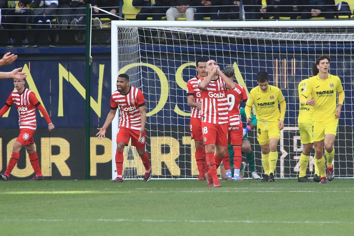 VILLARREAL (CASTELLÓN), 22/01/2023.- El delantero del Villarreal Gerard Moreno (2d) tras fallar el penalti durante el partido de LaLiga que Villarreal y Girona disputan este domingo en el estadio de la Cerámica. EFE/ Domenech Castelló