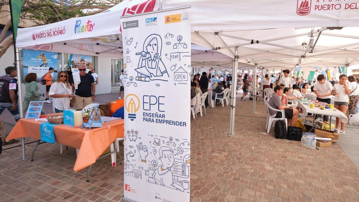 Imagen de los puestos instalados en la Feria de Cooperativas Enseñar para Emprender, ayer, en la capital.