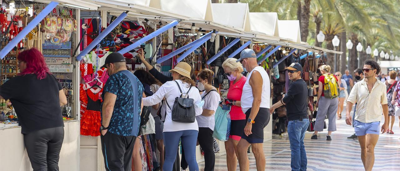 Cruceristas en la Explanada de Alicante el pasado mes de octubre