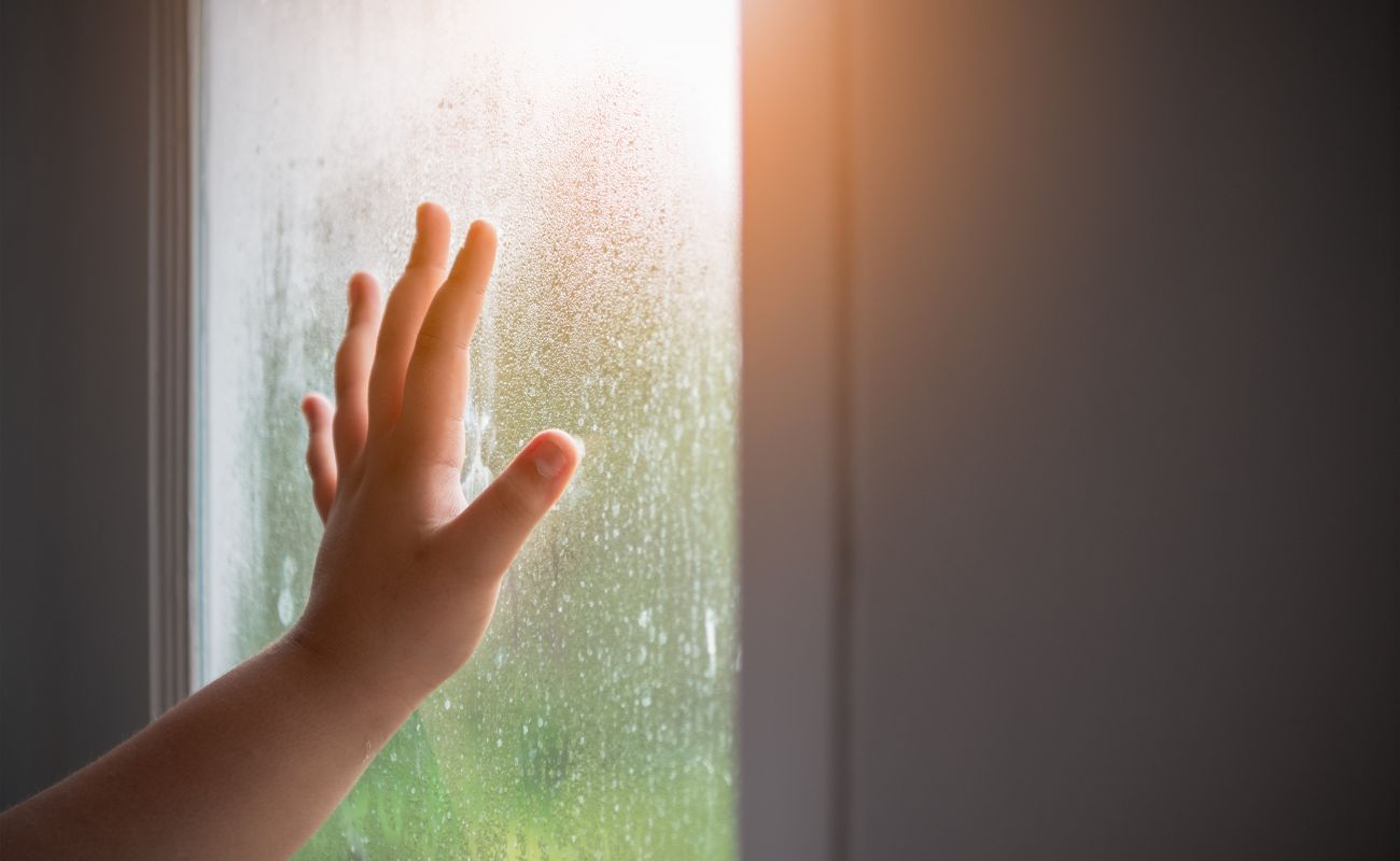 ADIÓS HUMEDAD CASA  Poner una cucharada al lado de la ventana: el remedio  de los ingleses para evitar la humedad y la condensación con el frío