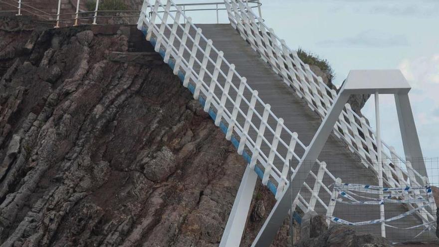 Acceso cerrado a la pasarela que conduce al mirador de La Peñona.