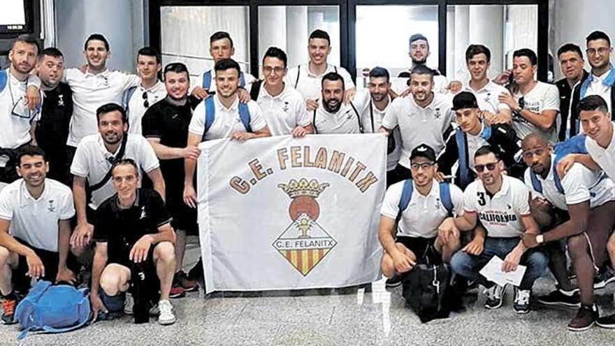 La plantilla del Felanitx, ayer en el aeropuerto antes de embarcar con destino a Málaga.