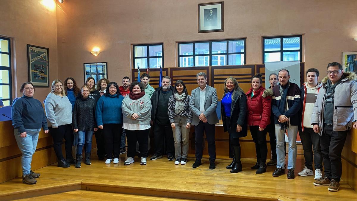 Los participantes en el plan de empleo con el alcalde de San Martín, José Ramón Martín Ardines