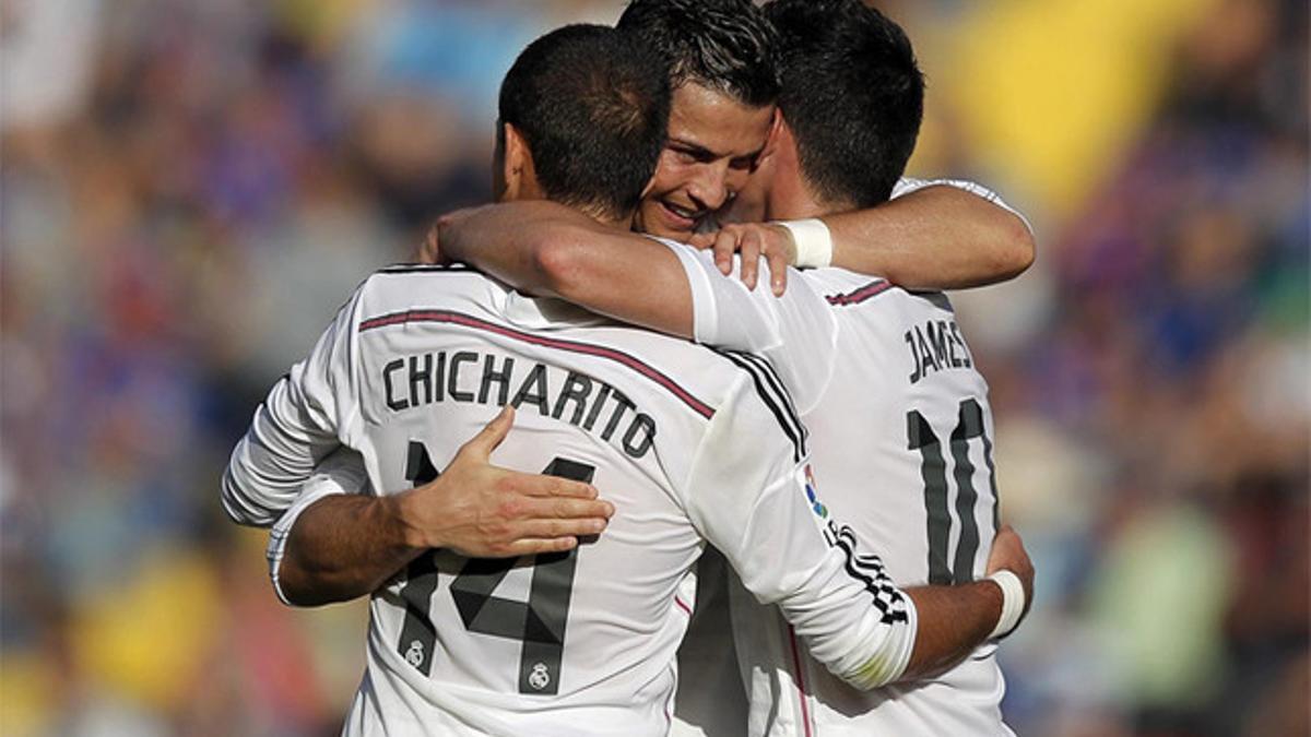 'Chicharito' Hernández festeja junto a Ronaldo y James uno de los goles del Real Madrid en Valencia