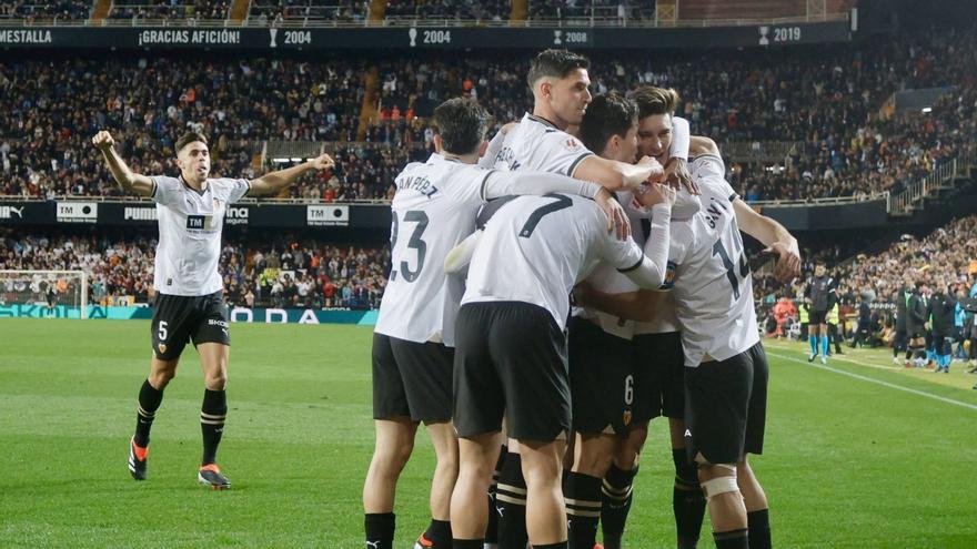 Els jugadors del València celebren un gol contra el Vila-real. j.m.lópez