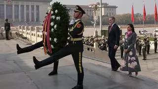 Los reyes Felipe y Letizia participan en una ofrenda floral en Pekín