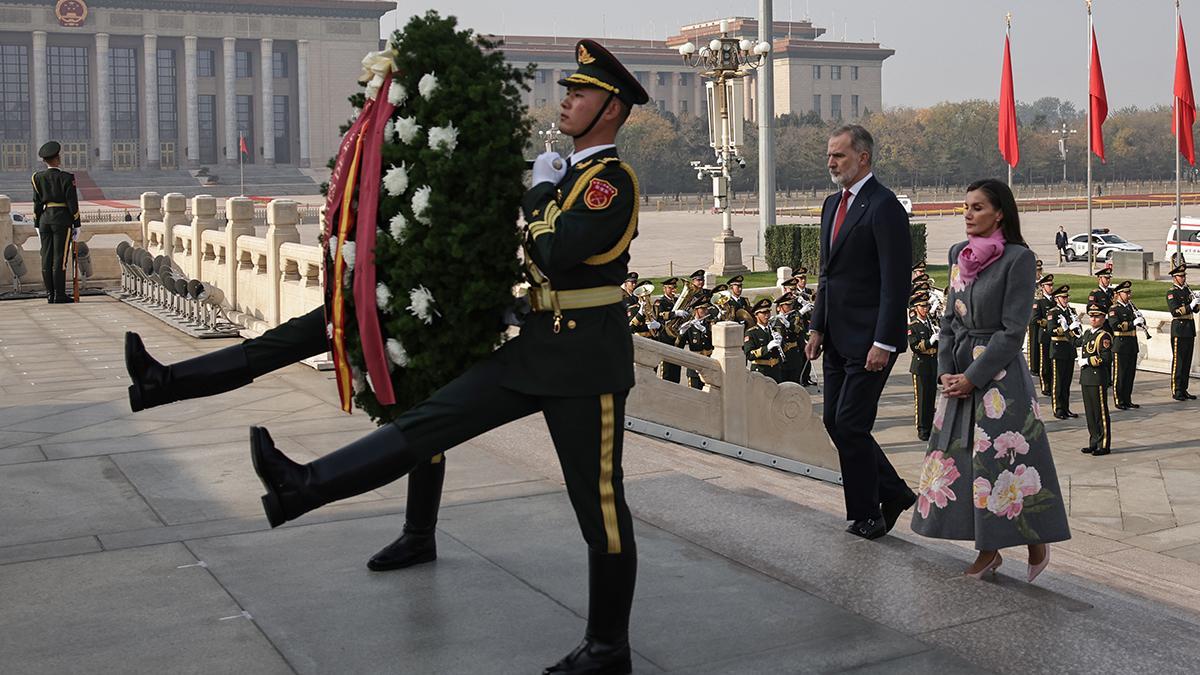 Los reyes Felipe y Letizia participan en una ofrenda floral en Pekín
