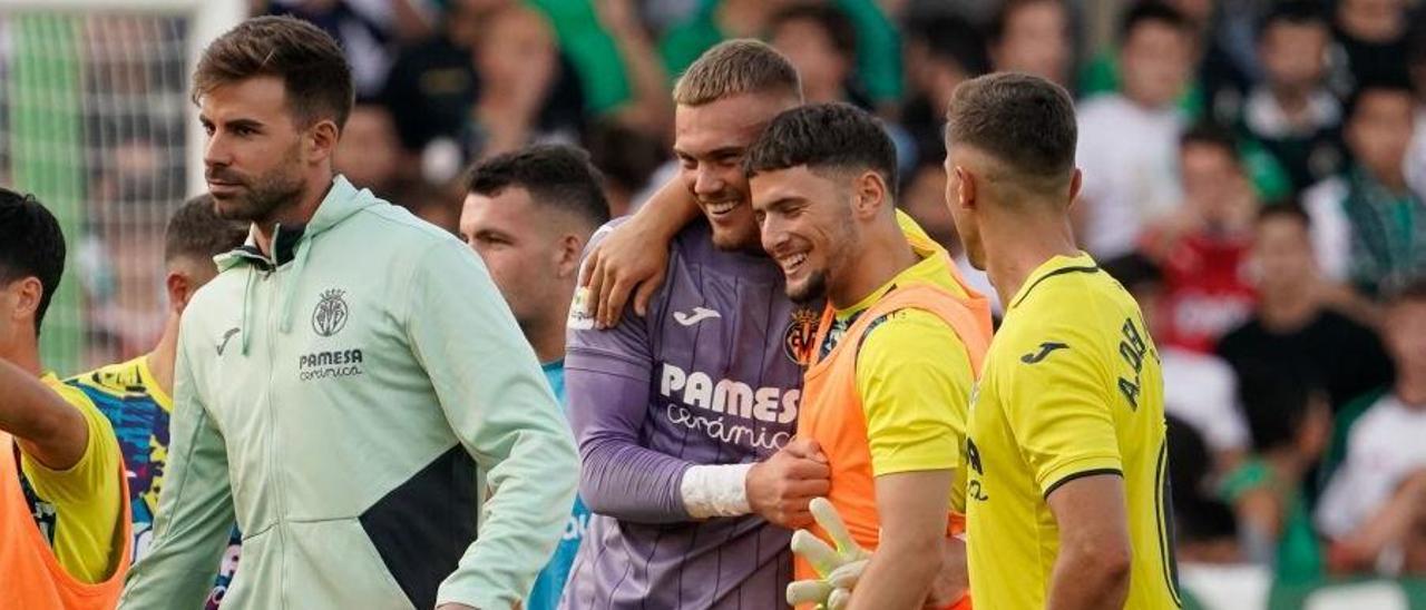 Los jugadores del Villarreal B, en la celebración de su triunfo en Santander.