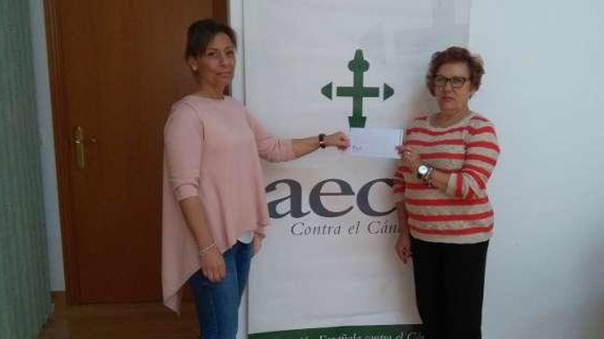 Felipa Ramos (derecha) entrega el donativo a María Hernández.