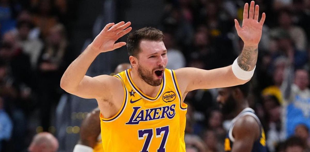 Luka Doncic arrolló este martes a los Denver Nuggets con un triple doble de 38 puntos, trece rebotes y diez asistencias.