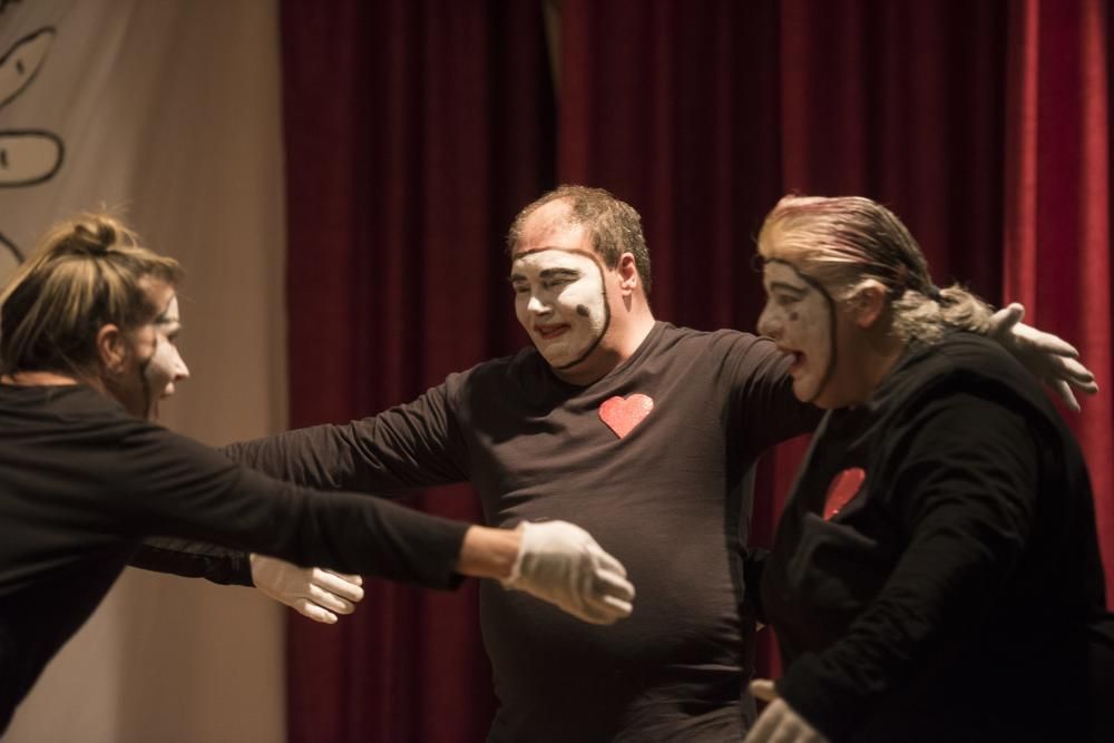 La tarda de circ i teatre a la Llar Sant Joan de Déu mostra el poder transformador de les arts escèniques