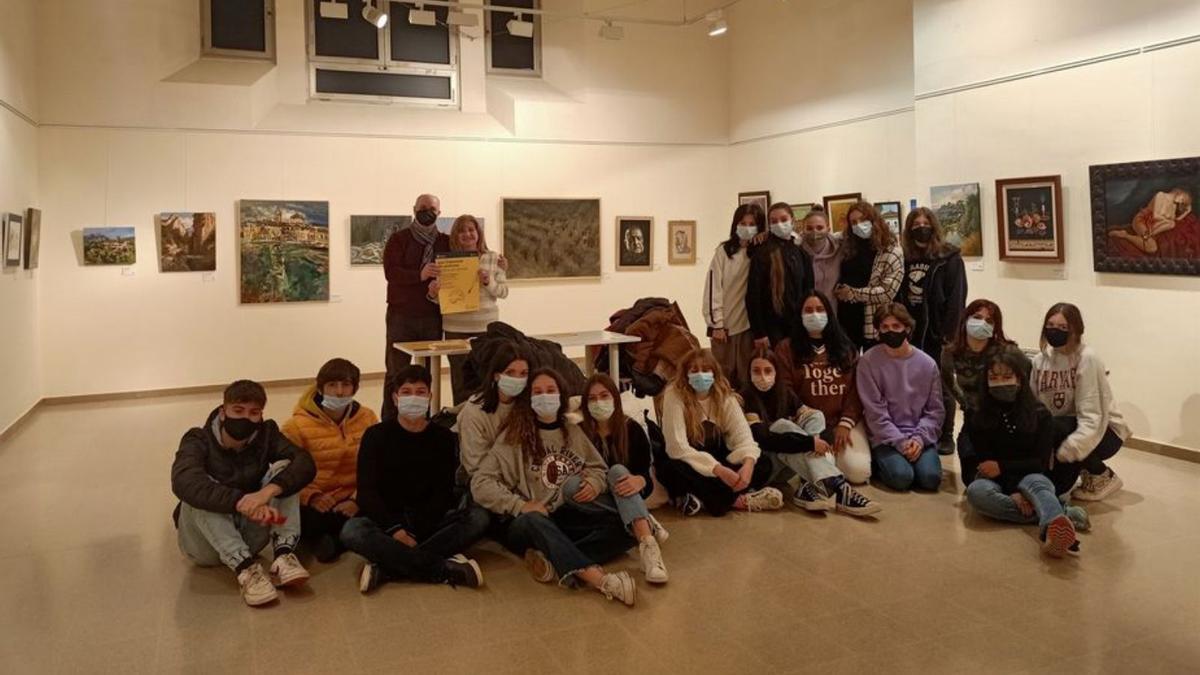 L’Aula d’Arts de Cal Gravat visita l’exposició de pintures contra el càncer | ARXIU PARTICULAR