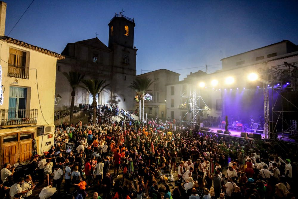 La «Entrà de Penyes» abre el programa en honor a la Virgen de la Asunción y San Roque