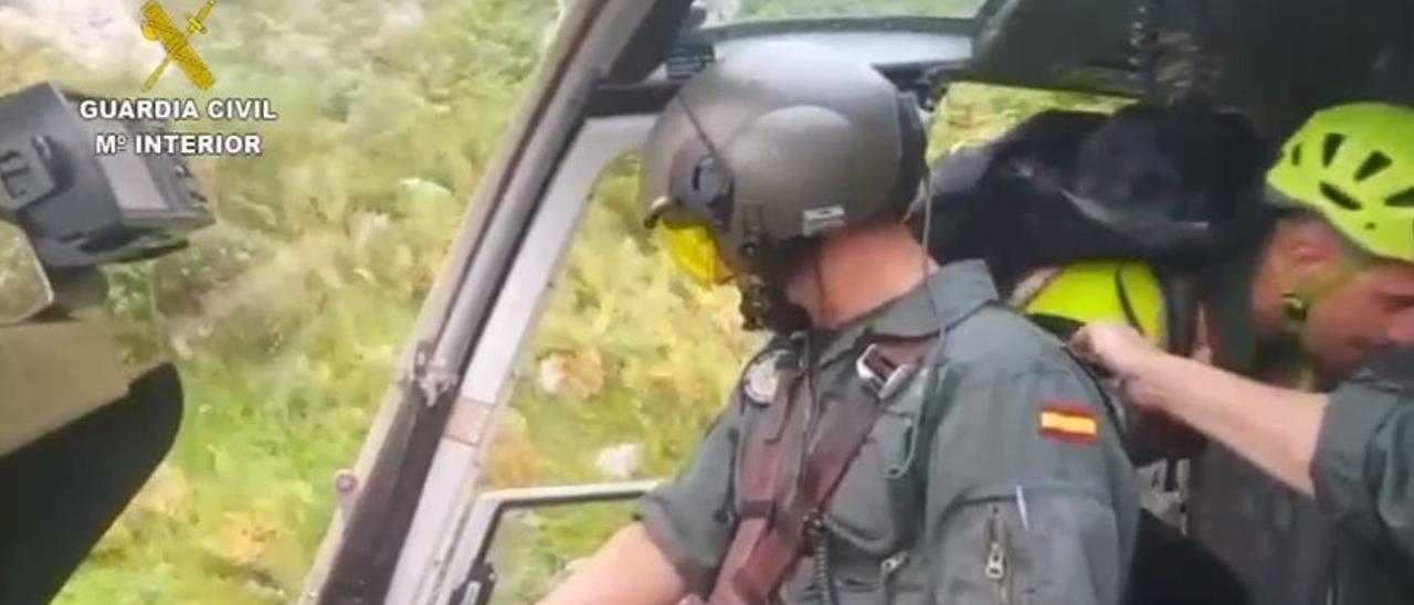 La Guardia Civil rescata a una familia alemana que se desorientó por la niebla en Berodia, Cabrales