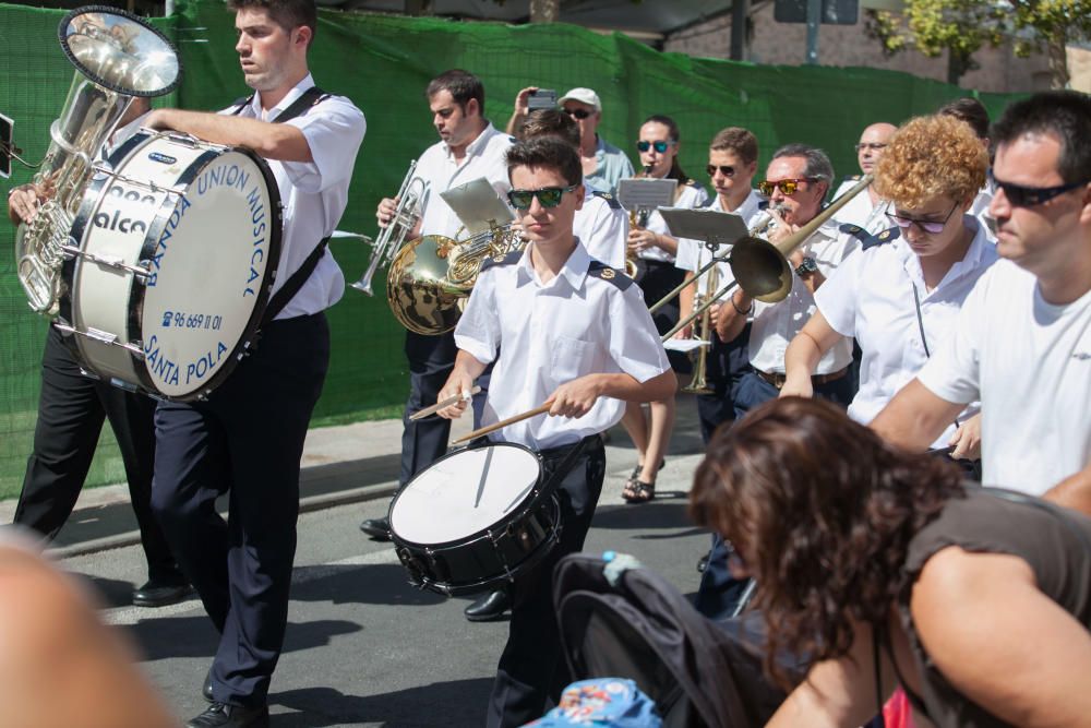 Los niños participan en las fiestas de Santa Pola día y noche, con sus petardos, con juegos y actividades pensadas para ellos y con bailes en las kábilas y barracas