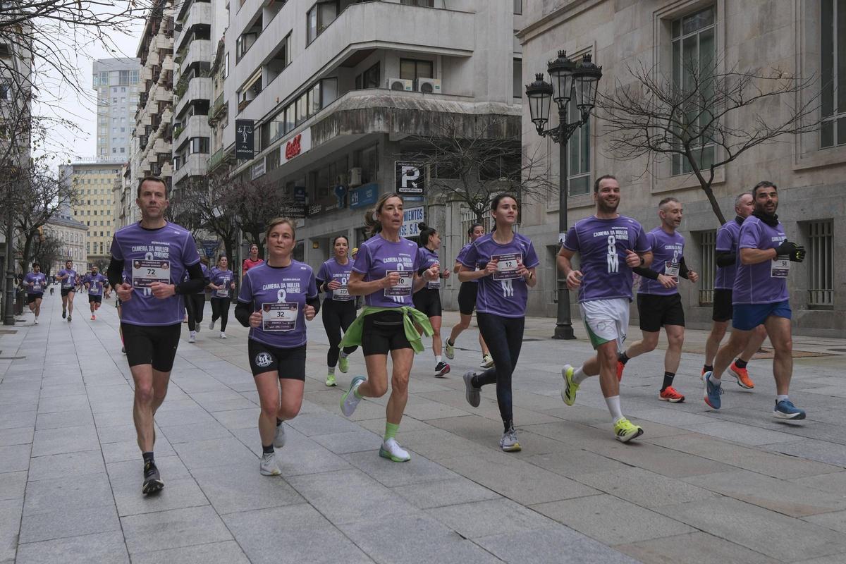 Un grupo de mujeres y hombres corriendo a la par.