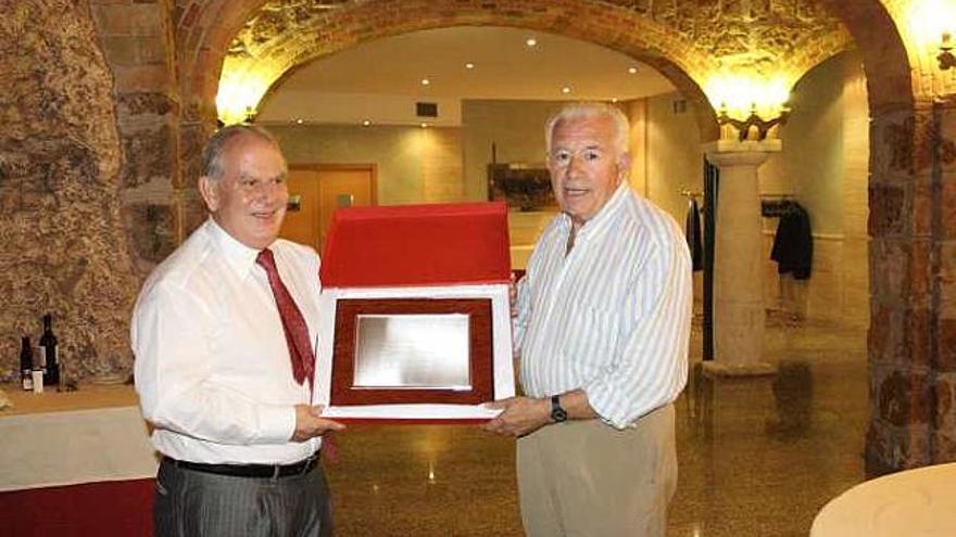 Rico entregando la placa al ex vicepresidente Jesús Vidal.