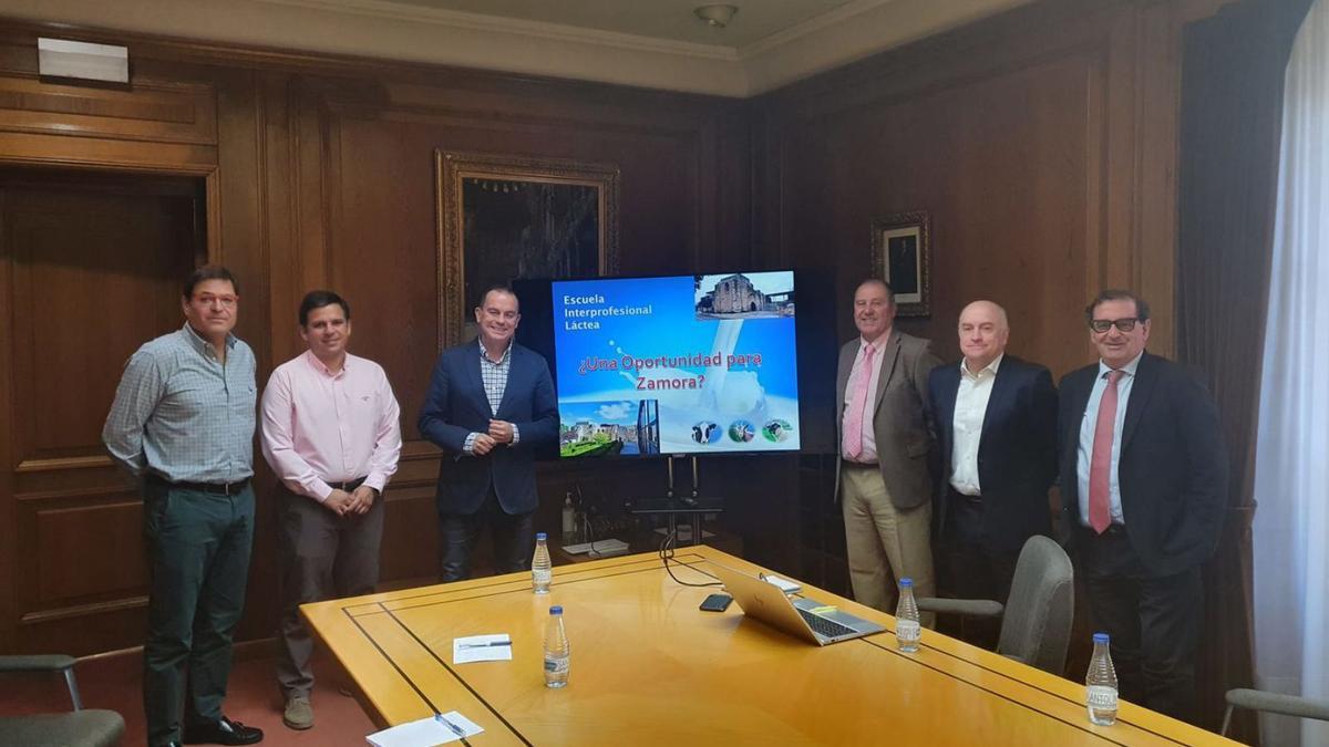 Reunión mantenida ayer entre representantes de la Escuela de Industrias Lácteas y la Diputación.