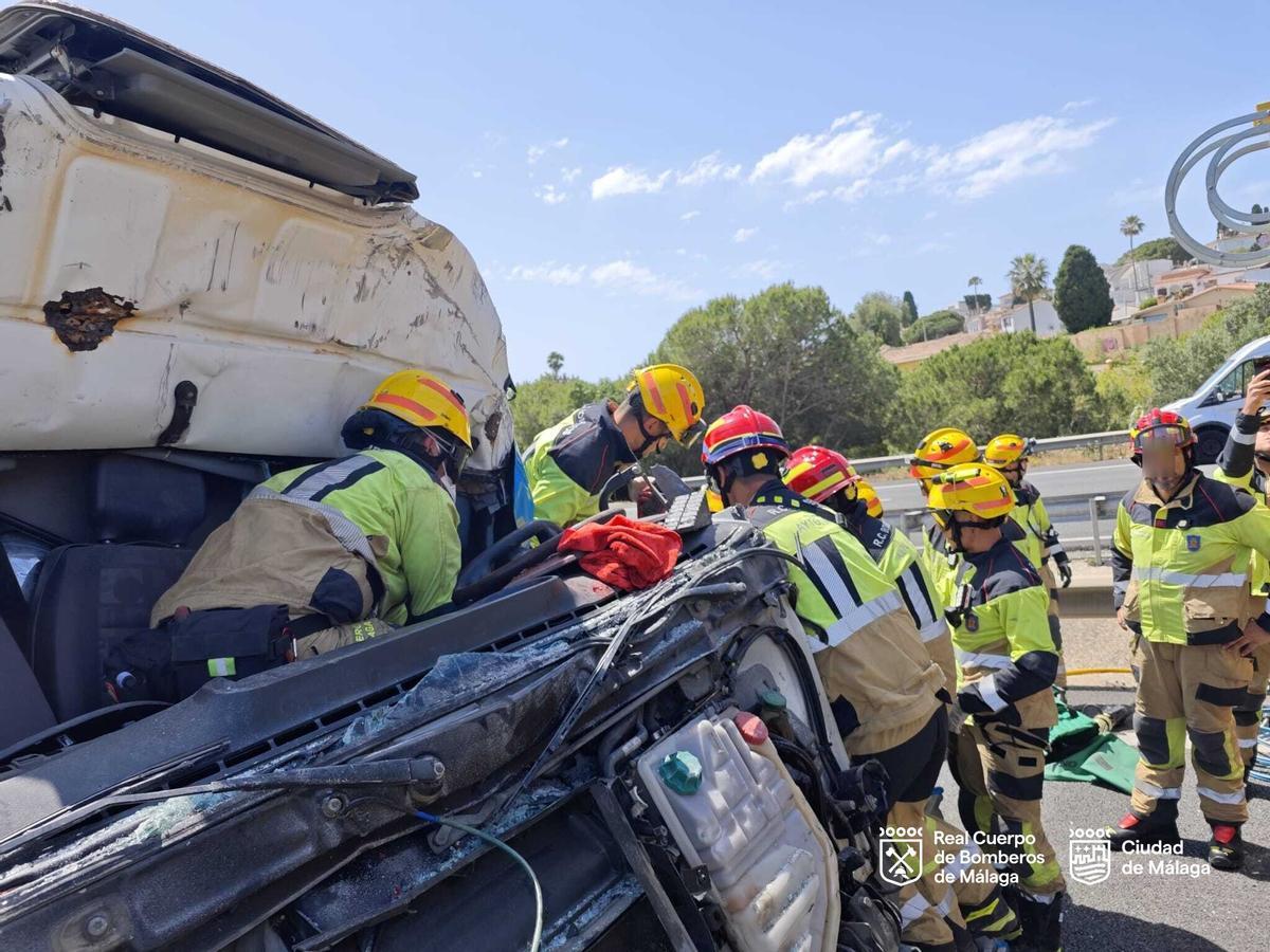 Bomberos de la capital excarcelan al conductor del camión