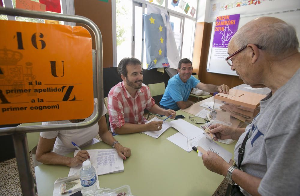 Los alicantinos acuden a votar el 26J