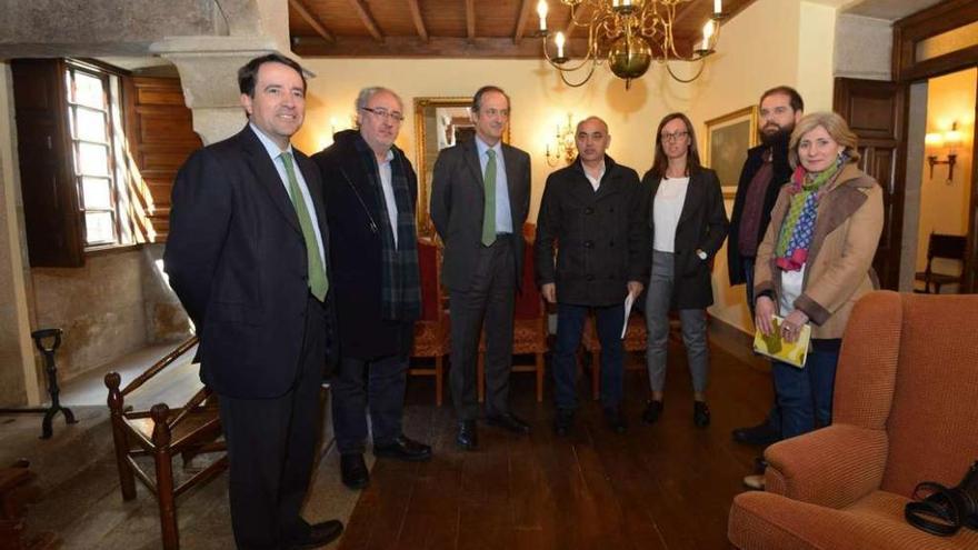 Los representantes socialistas fueron recibidos por el consejero delegado de Ence, Ignacio Colmenares, ayer en el Parador. // Gustavo Santos