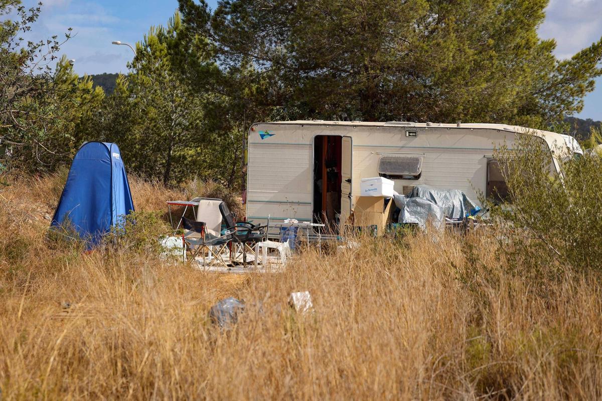 Una autocaravana en el asentamiento que hay en Can Misses en Ibiza, el pasado verano.
