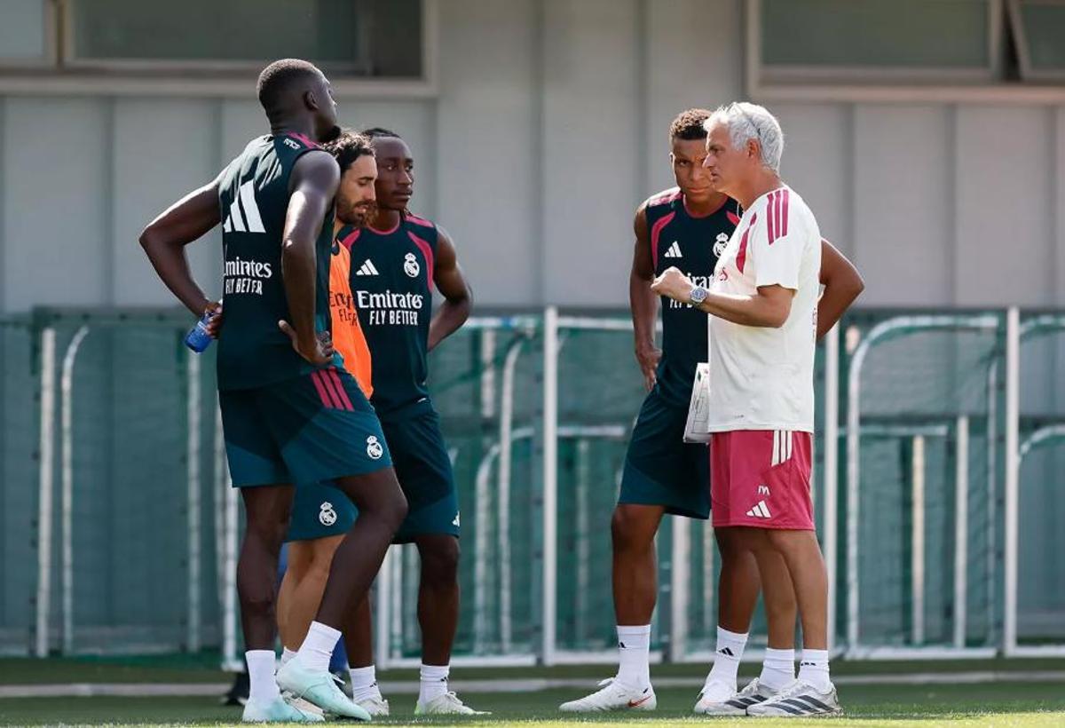 Mourinho habla con algunos de los últimos incorporados a la pretemporada blanca: Konaté, Cucurella, Diomande y Mbappé.