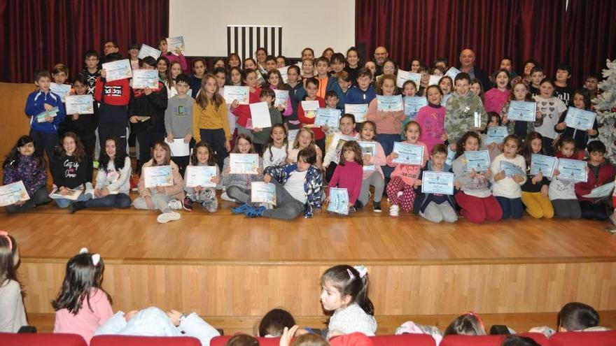 Los premiados y los alumnos del colegio de Pazos, esta mañana, en el acto de entrega. / FdV