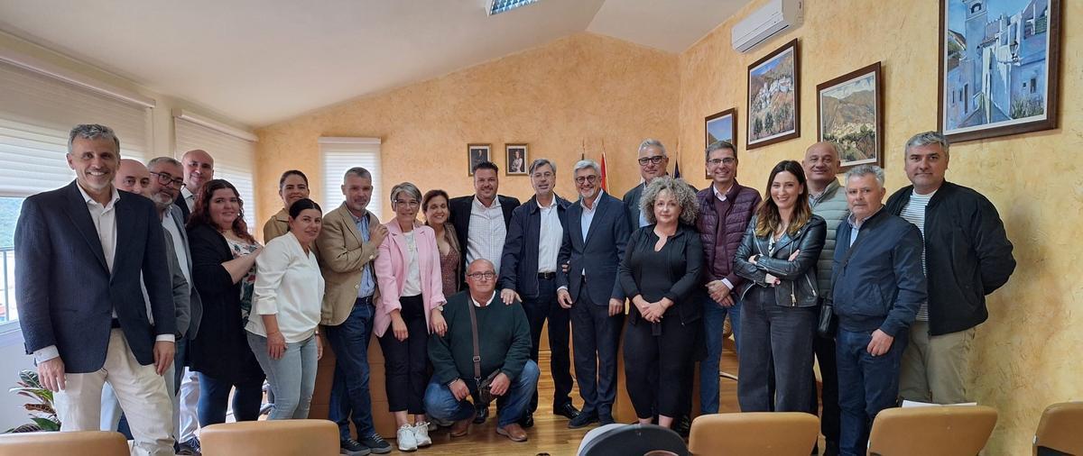 El nuevo alcalde socialista, Miguel Ángel Escaño, arropado por Josele Aguilar y otros dirigentes del PSOE de Málaga.